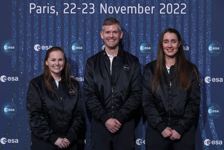 ESA Astronaut Class of 2022 Meganne Christian (L), John McFall (C), and Rosemary Coogan (R) pose during a ceremony to unveil the European Space Agency new class of career astronauts in Paris on November 23, 2022. - ESA choose two women and three men from five different Western European countries out of more than 22,500 applicants. (Photo by Joël SAGET / AFP) Beeld AFP