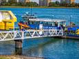 De veerpont tussen Rozenburg en Maasluis is al weken kapot. Exploitant Blue Amigo vaart nu met een schip waar fietsers en voetgangers op kunnen. Voor scootmobielers als Piet Breukel is de pont lastig toegankelijk.