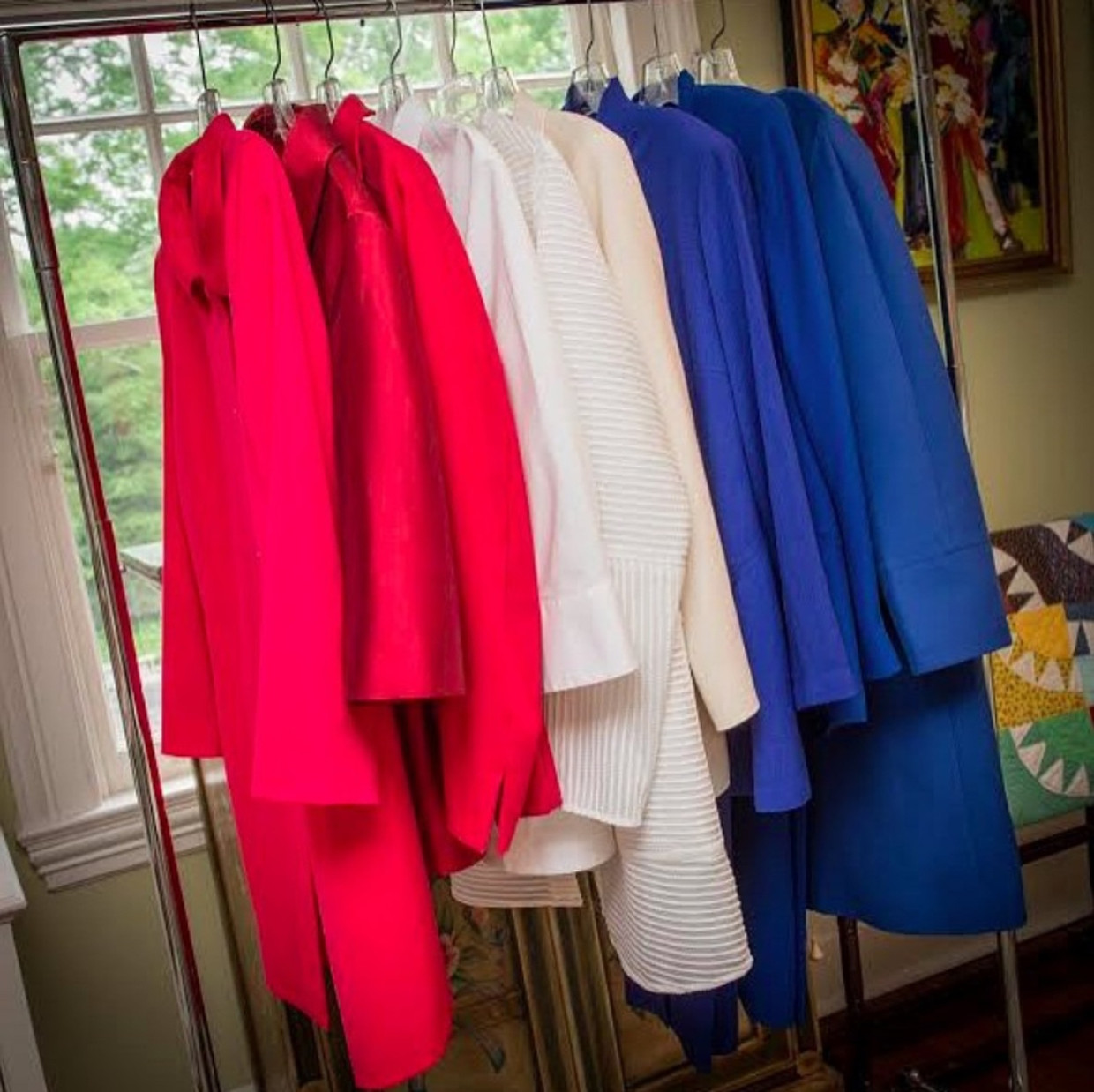 Het kledingrek van Hillary Clinton. Beeld Instagram