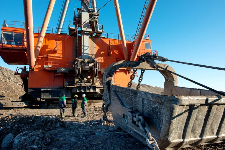 Werknemers bij een installatie die steen wint voor de productie van schalieolie voor Eesti Energia in Narva, Estland.   Beeld Bloomberg via Getty Images