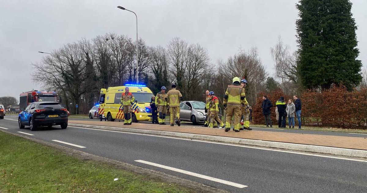Automobiliste gewond bij ongeval in Hengelo, weg bezaaid met brokstukken.