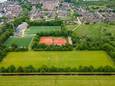 Het tenniscomplex en sportpark Cingellanden vanuit de lucht. Het vierde veld (rechtsonder) is een mogelijke plek voor een nieuw zwembad. DESZ moet dan aan de andere zijde van de sloot (onder) een nieuw veld en toekomstige uitbreidingsmogelijkheden.