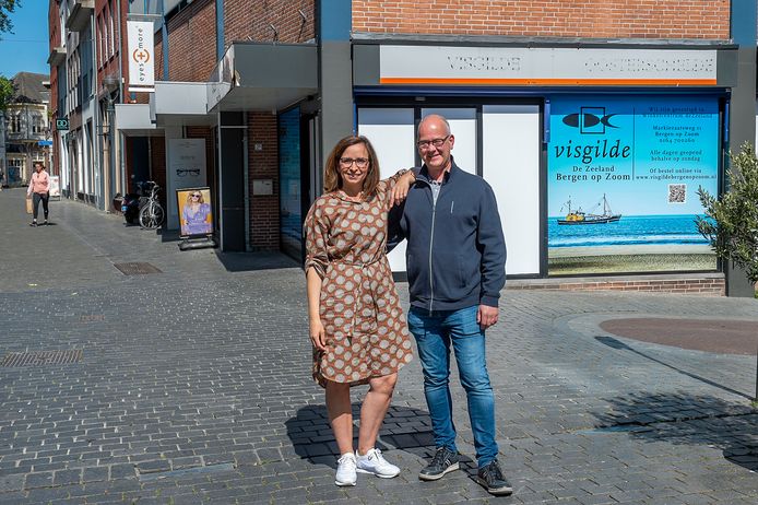 Arie en Johanna Schot sluiten de deuren van het Visgilde, de viswinkel op de hoek van de Lombardenstraat in de Bergse binnenstad.