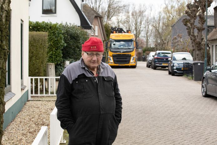 Frans Brand aan de smalle Eemweg, waar hij al sinds 1967 woont. ,,We maken ons wel zorgen over het verkeer naar de toekomstige woonwijk van Eemnes.”