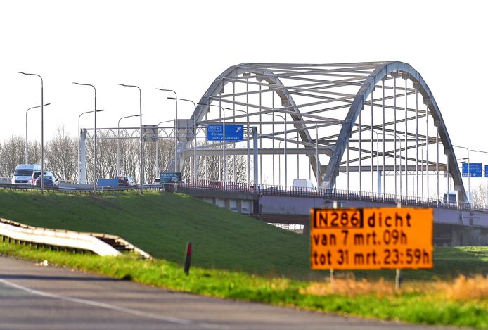 De Tholense brug gezien vanaf de Brabantse zijde.