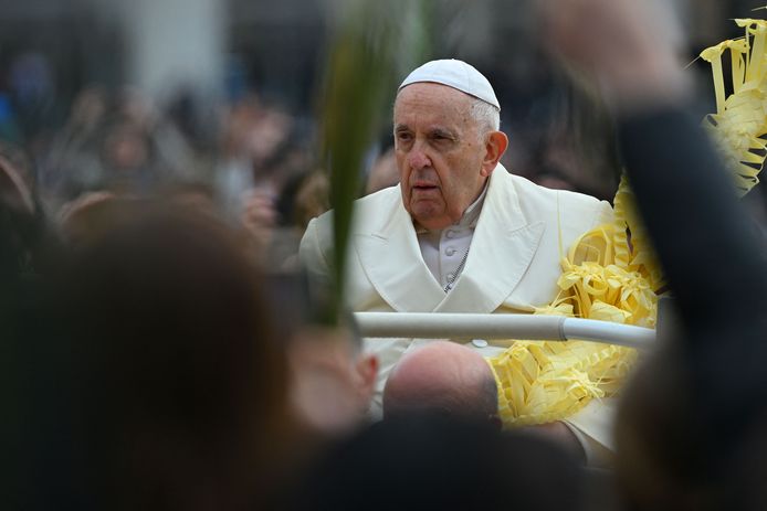 Paus Franciscus groette de gelovigen op het Sint-Pietersplein vanop de Pausmobiel.