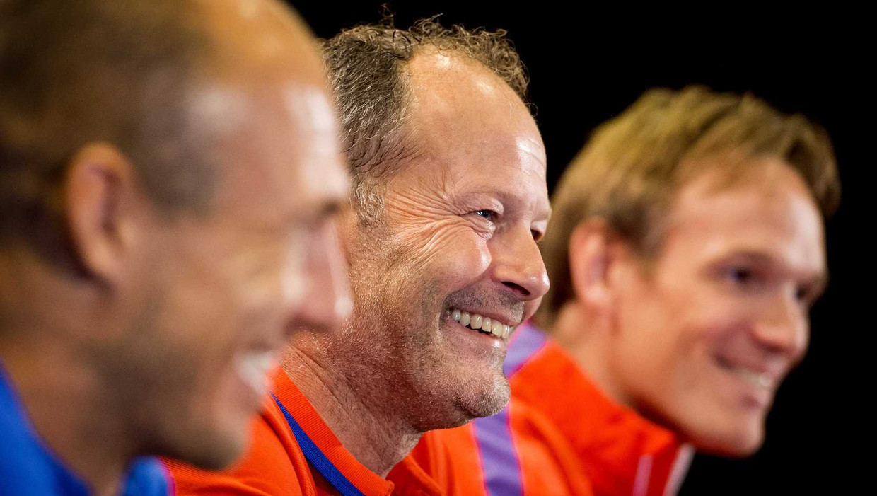 Bondscoach Danny Blind met Arjen Robben (L) en perschef Bas Ticheler (R) Beeld anp
