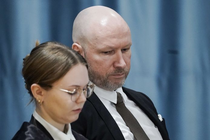 Anders Behring Breivik (R) gisteren naast één van zijn advocaten in de 'rechtszaal' in de zwaarbeveiligde Ringerike-gevangenis.