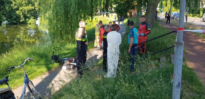Een fietser is bij de singel in Deventer om onbekende reden in het water beland, waarna hij werd gered door een vrouw en met spoed naar het ziekenhuis is gebracht.
