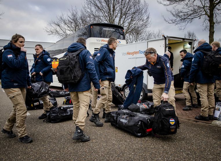 Leden van het Nederlandse zoek- en reddingsteam Usar vertrokken maandag vanaf vliegbasis Eindhoven naar het door aardbevingen getroffen gebied in Turkije. Beeld Sem van der Wal/ANP
