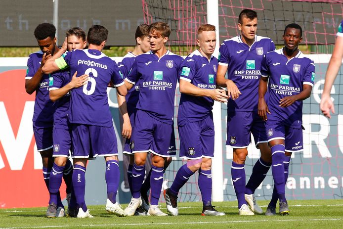 De spelers van Anderlecht vieren de 0-1 van Gerkens.