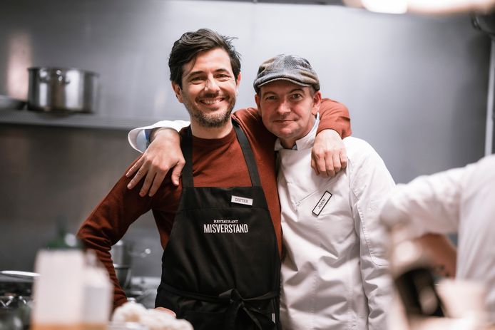 Dieter Coppens opent gedurende 6 weken 'Restaurant Misverstand', het eerste restaurant in België waar alle medewerkers jongdementie hebben. Op de foto: Dieter Coppens en John