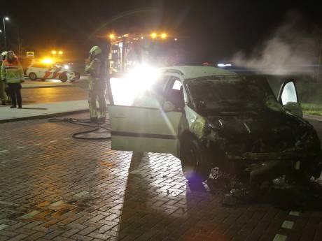 Pech voor Rotterdammer onderweg naar huis: auto brandt uit op parkeerplaats langs A1 bij Holten