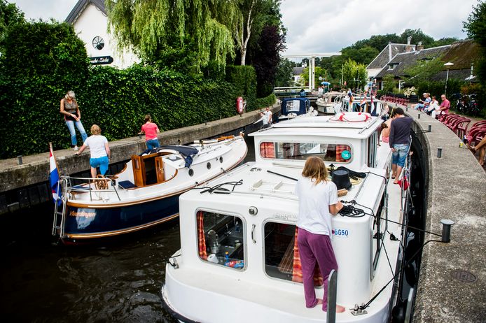 Drukte bij de Mijndense Sluis in Loenen.