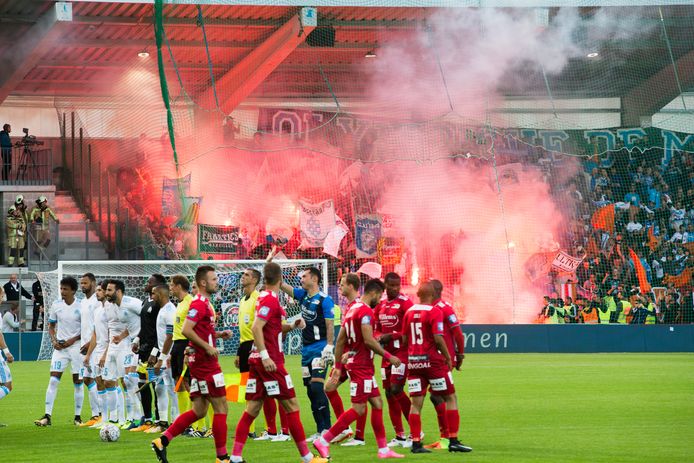 3 augustus: KV Oostende speelt zijn eerste Europese thuismatch in de clubgeschiedenis. Op de achtergrond zorgen de meegereisde Marseille-fans letterlijk voor vuurwerk.