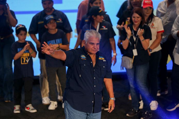 José Raúl Mulino viert zijn overwinning in Panama na het bekend worden van de verkiezingsuitslag.