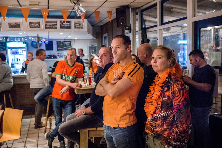 In de kantine van voetbalvereniging NBSVV roept de wedstrijd Nederland-Ecuador niet veel enthousiasme op. Beeld Arie Kievit