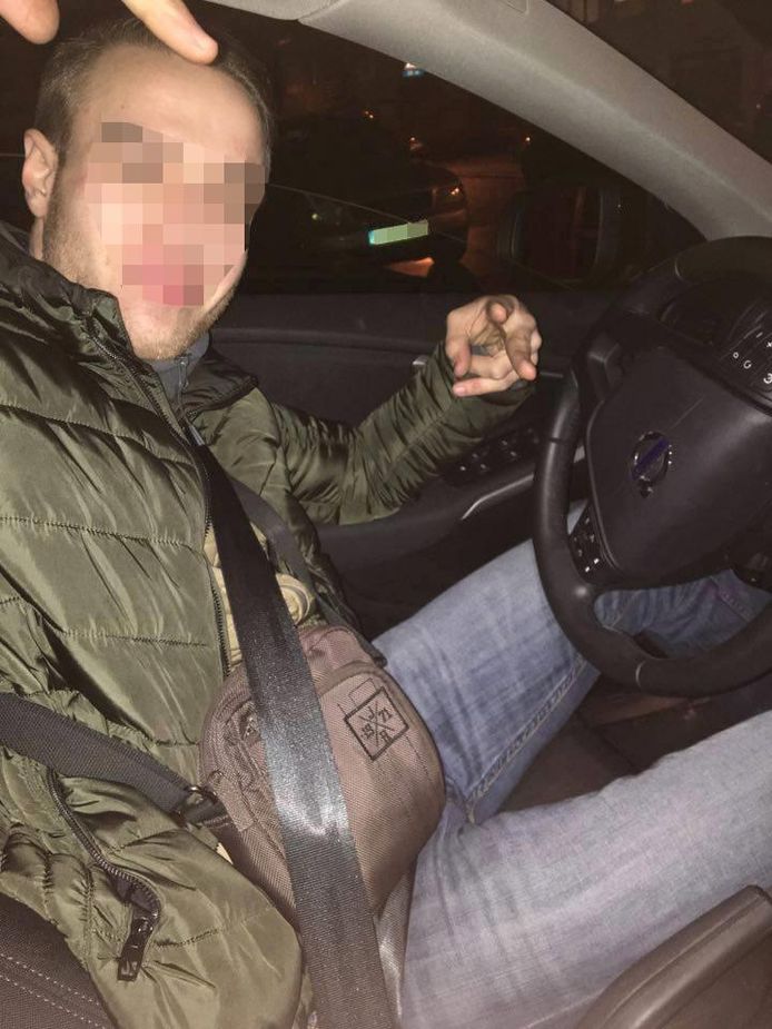 Patryk P. poseert op zijn Facebookpagina in de gestolen Volvo V40.