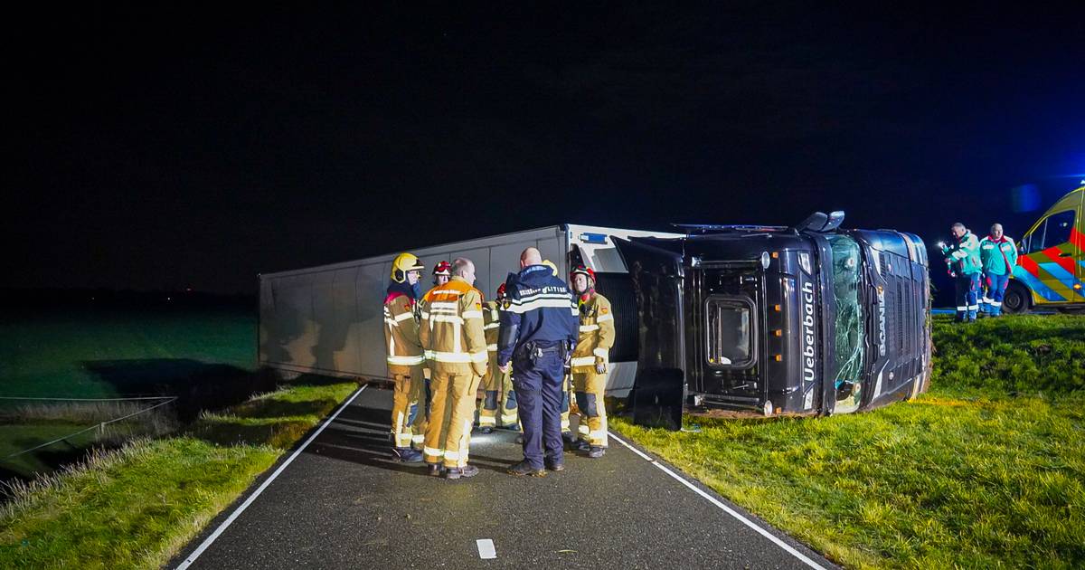 Gekantelde vrachtwagen zorgt voor hinder op N314 bij Zutphen: een rijstrook richting centrum afgesloten.