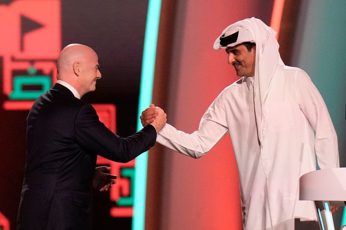 FIFA-voorzitter Gianni Infantino met de Qatarese emir Tamim ben Hamad Al-Thani.