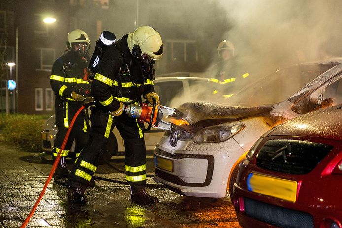 Twee auto's in brand in Oosterhout. Foto Mathijs Bertens / MaRicMedia