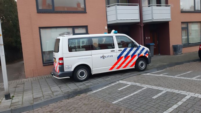 Een politiebusje hield maandagavond de wacht bij de woning aan de Clematisstraat in Almelo.