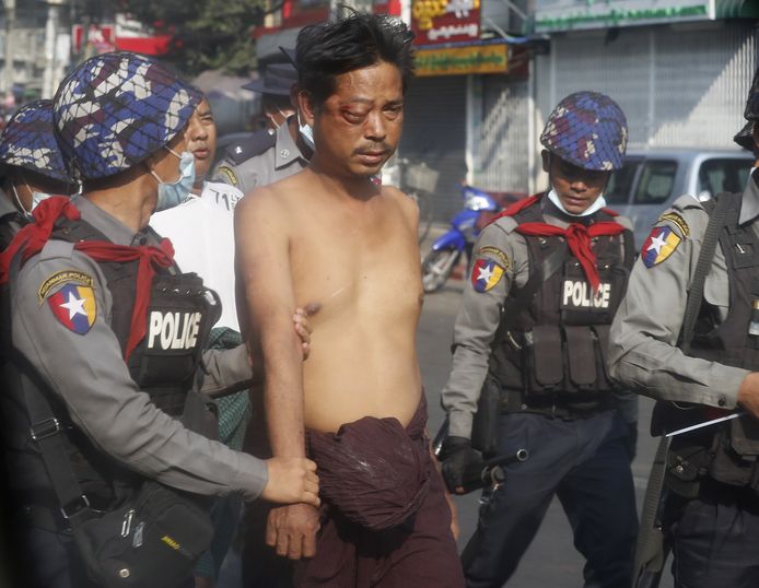 Honderden manifestanten werden uiteen gedreven in Yangon, Myanmar.
