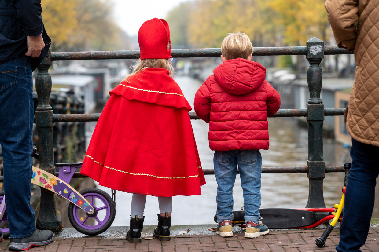 Kinderen wachten op de komst van Sinterklaas. Beeld ANP