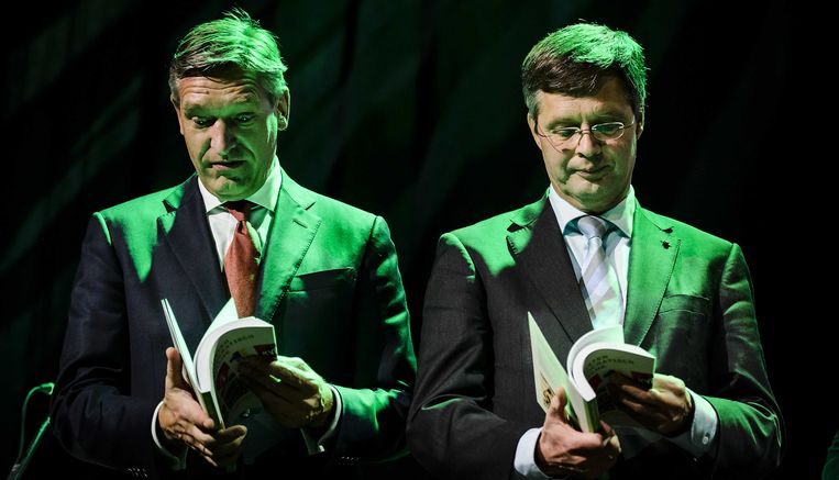 Fractievoorzitter Sybrand van Haersma Buma en Jan Peter Balkenende tijdens het najaarscongres van het CDA in 2015. Beeld ANP