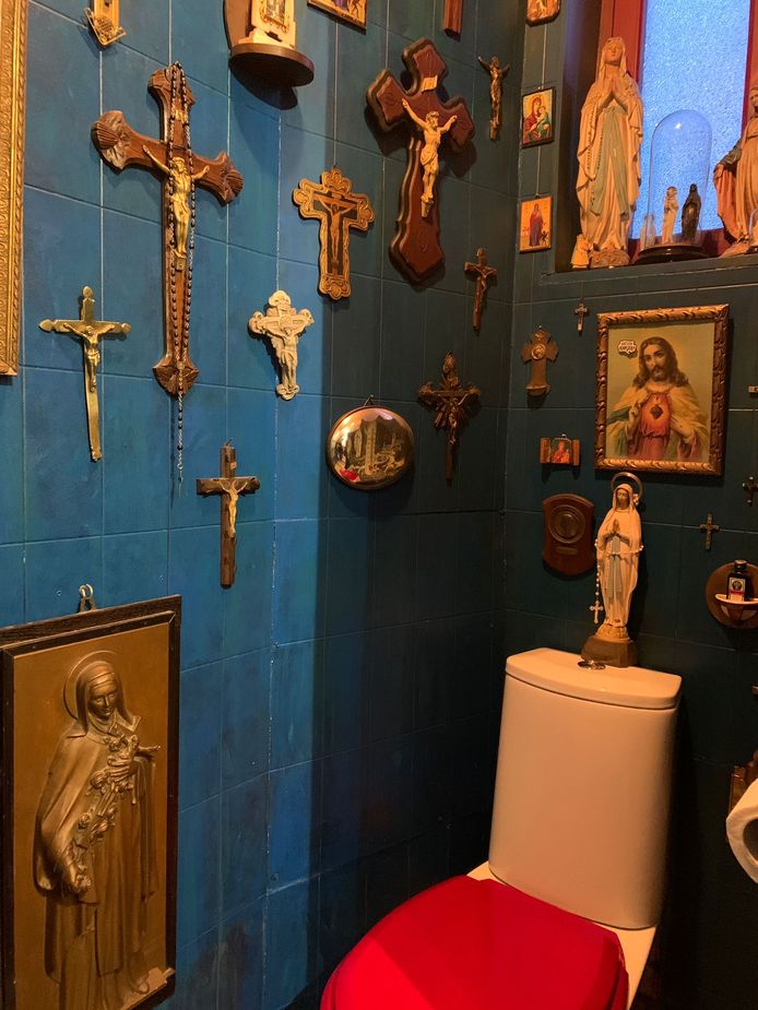 Leen is zot van alles wat met Halloween, het hiernamaals te maken heeft… Onder het motto ‘Holy shit’ hing ze haar WC-muren vol met kruisbeelden en iconen.