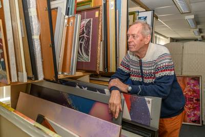 De schilderijen van Ad verlaten het donkere magazijn: ‘Ze wachten op iemand die ze weer aan de muur 