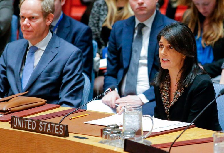 De Amerikaanse VN-ambassadeur Nikki Haley maandag in de Veiligheidsraad waar de VS de resolutie met een veto troffen. Beeld AFP