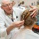 Henk Kuitems is bijna 75 jaar kapper. ‘Kinderen van nu kunnen niet meer stilzitten’