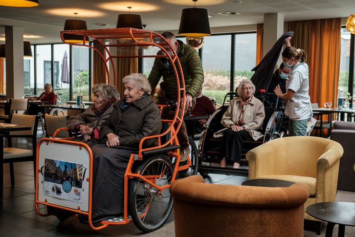 De riksja's reden door residentie Arthur.