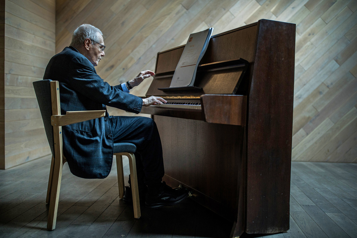 Gyorgy Kurtág speelt piano terwijl hij poseert voor een portret in het Budapest Music Center in oktober 2018. Beeld Akos Stiller