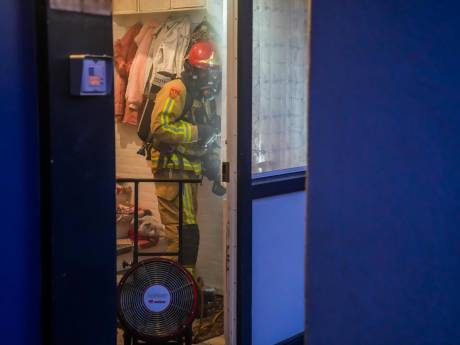 Tas vliegt in brand aan kapstok in Eindhovense woning, rook verspreid over twee huizen