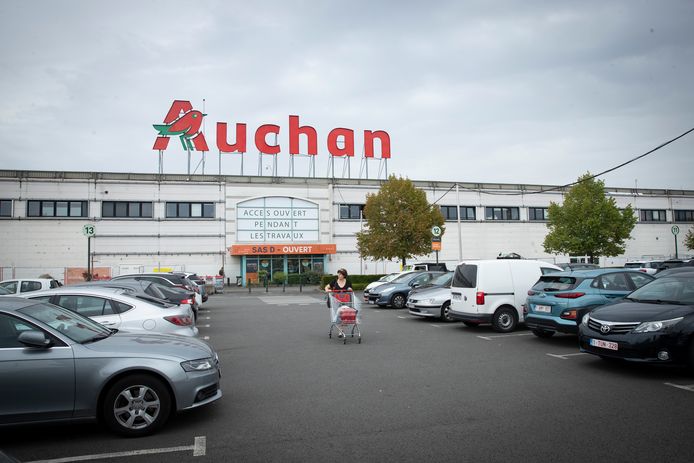 De nombreuses plaques belges sur le parking du magasin Auchan à Roncq.