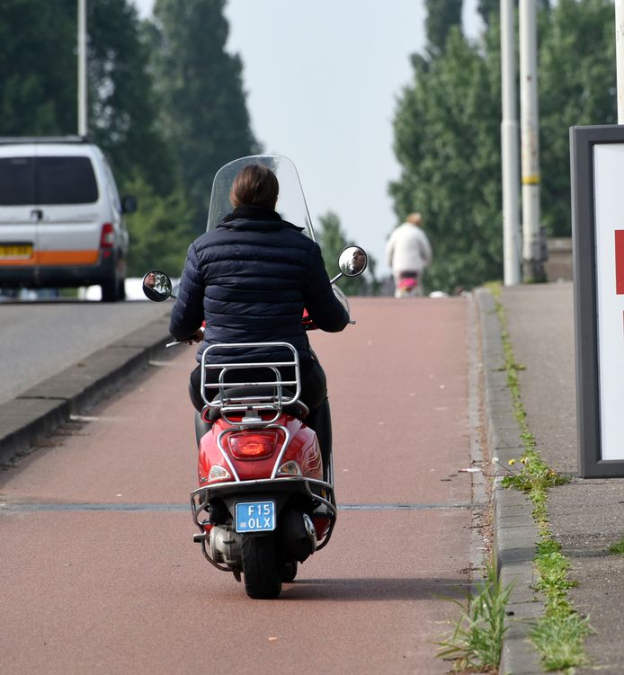 Een scooterrijder op het fietspad