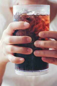 Tiktokkers scoren met ‘gezonde cola’ waarin ze azijn verwerken