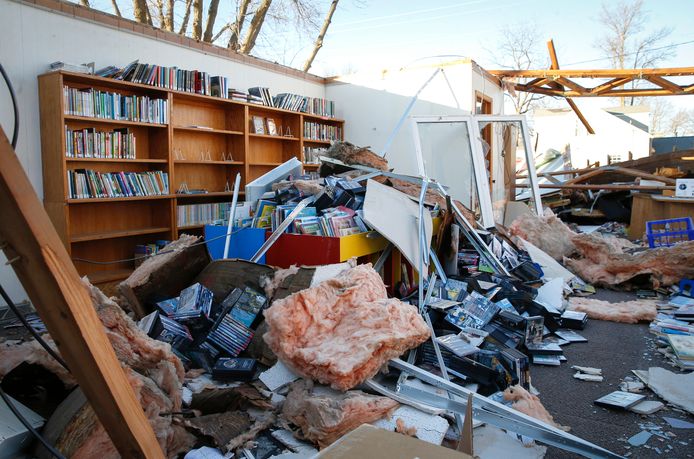 Een tornado vernielde de openbare bibliotheek en een reeks andere gebouwen in Rudd, Iowa.