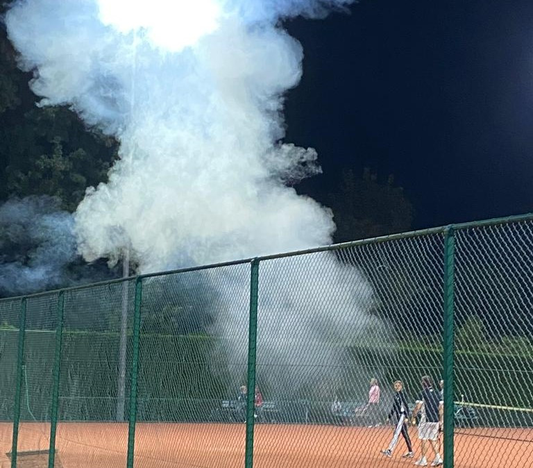 Een vuurwerkbom landde op baan 5 van Tennisvereniging Hiaten in Hendrik-Ido-Ambacht. ,,Hij landde op een meter van een van de speelsters.''