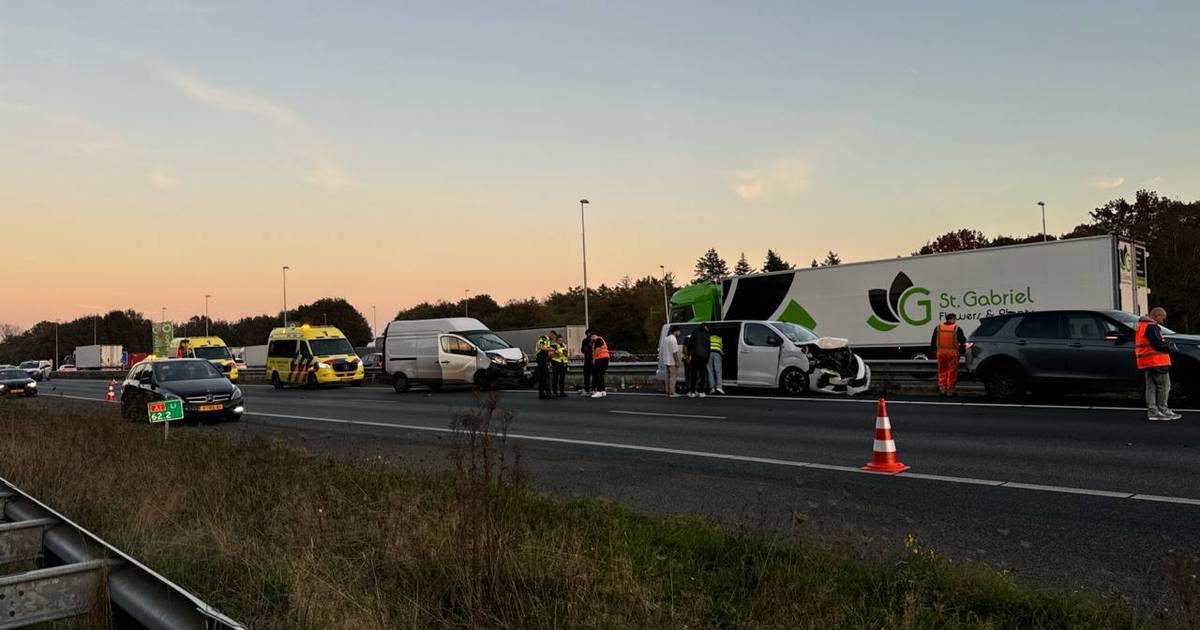 Kop-staartbotsing zorgt voor flinke file op A1 tussen Apeldoorn en Amersfoort, weg weer vrij.
