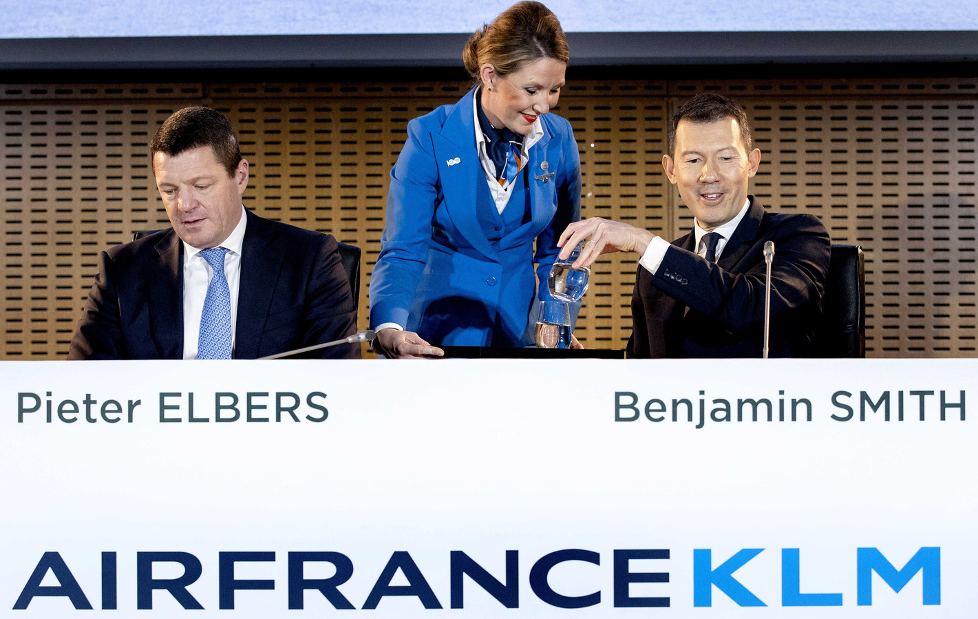 Ceo van KLM Pieter Elbers (links) en ceo Ben Smith (rechts)  tijdens de bekendmaking van de jaarcijfers van Air France-KLM.