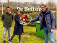Rick en Cyvon Janssen van De Belten krijgen de bloemen van de Hardenbergse wethouder Alwin te Rietstap.