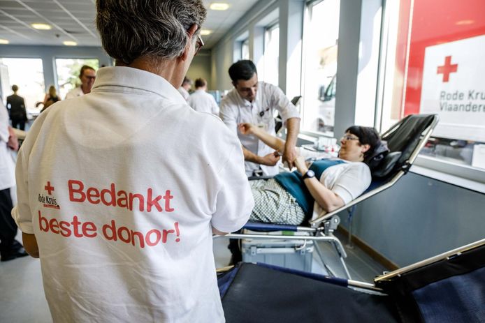 De hulpverleningsorganisatie roept op om langs te gaan bij een mobiele bloedinzameling of een afspraak te maken bij een donorcentrum in de buurt.