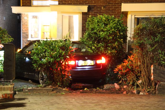 De BMW de bocht vloog kwam vlak voor de gevel tot stilstand.