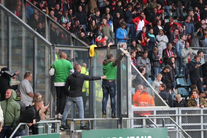 ADO-fans belagen Excelsior-toeschouwers op de tribune in het Cars Jeans Stadion