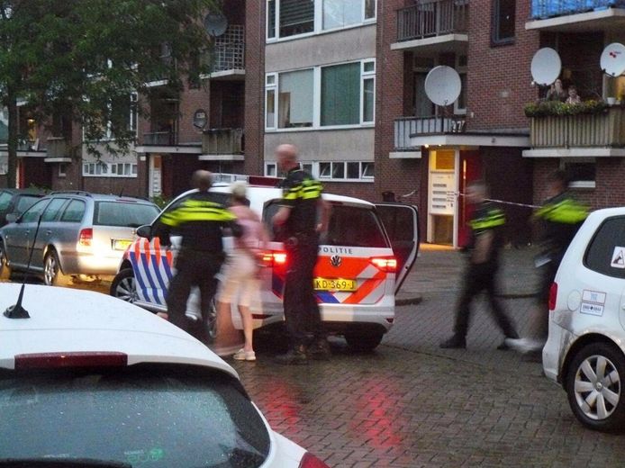 Een vrouw wordt afgevoerd in Almelo