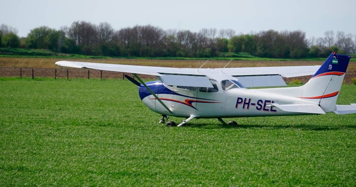 Vliegtuigje maakt noodlanding in weiland