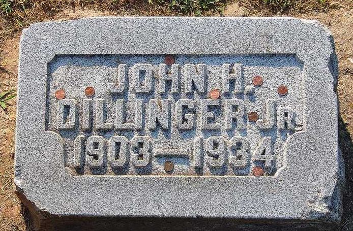 De grafplaat van Dillinger.